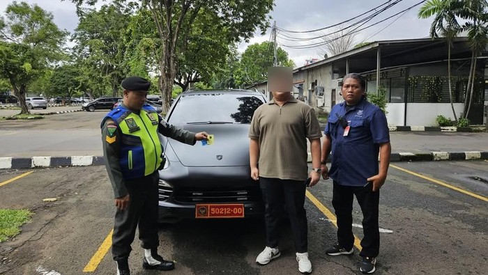 Kemhan Buka Suara Terkait Pelat Dinas di Mobil Porsche Cayenne