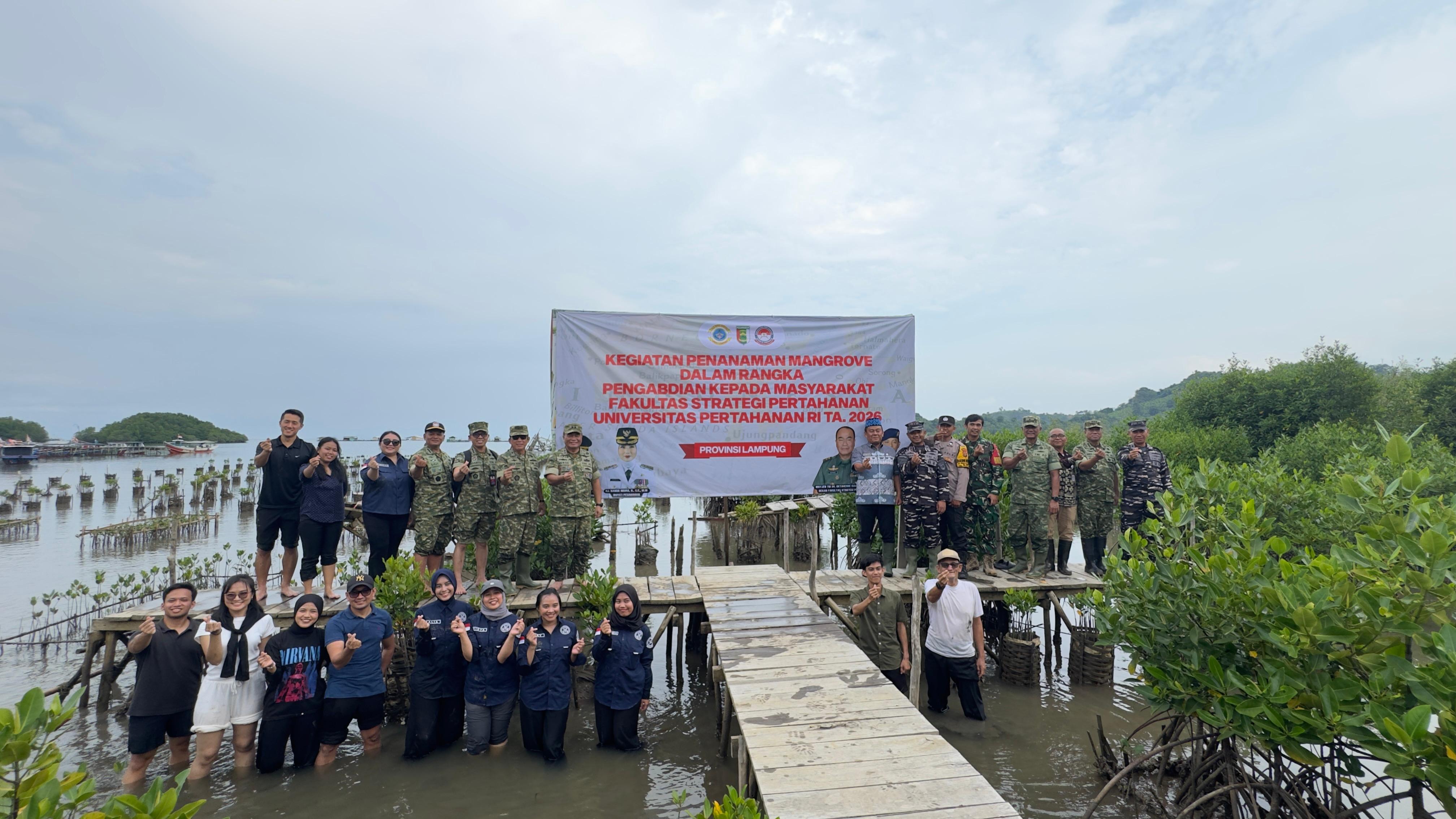 Dekan Unhan RI Mayjend TNI Dr. Oktaheroe Ramsi, S.I.P., M.Sc. Pimpin Langsung Penanaman Mangrove di Pesawaran