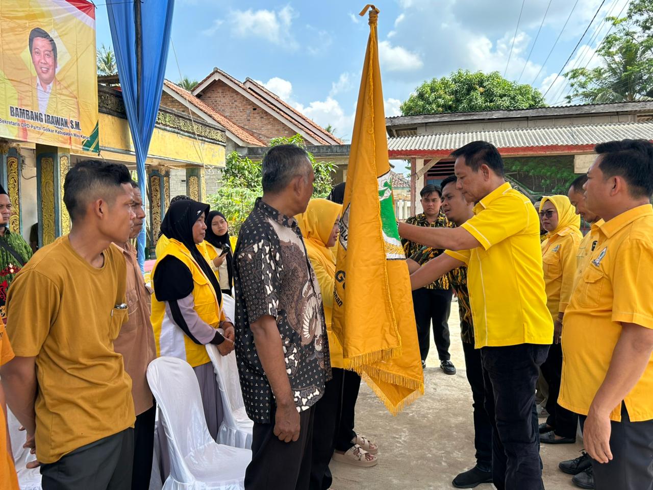 Muscam Partai Golkar Negeri Besar, Dr Darlian Pone Lantik Asmawati sebagai Ketua Pimpinan Kecamatan